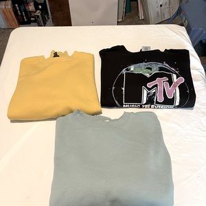Bundle of 3 long sleeve sweat shirts all size Large junior.